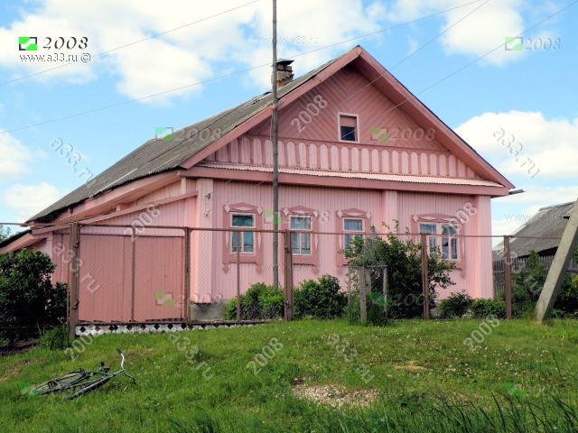 2008 Деревянный жилой дом покрашенный розовой краской в деревне Обашево Александровского района Владимирской области