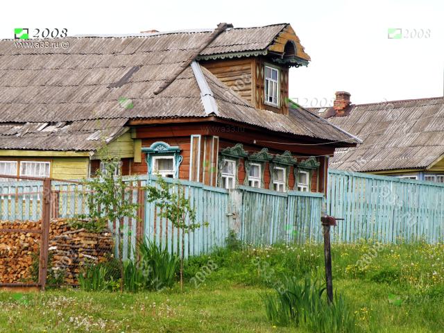 2008 Деревянный жилой дом с кружевными деревянными наличниками в деревне Обашево Александровского района Владимирской области