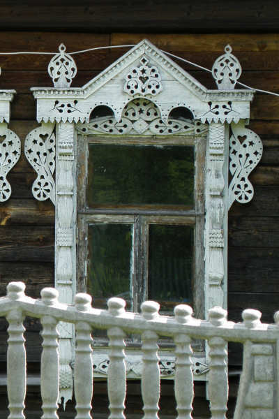 окно и его резной деревянный наличник жилого дома в деревне Пустынь Александровского района Владимирской области