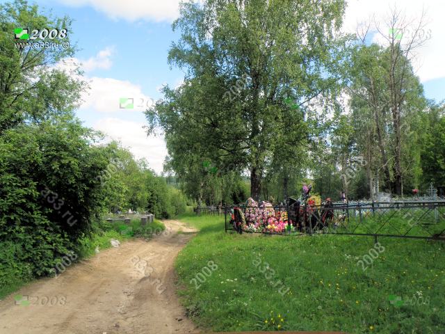 2008 Дорога через кладбище деревни Пустынь Александровского района Владимирской области ведёт к берегам реки Кубрь