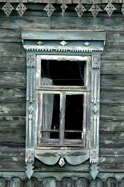простой деревянный наличник жилого дома на три окна в деревне Рупусово Александровского района Владимирской области