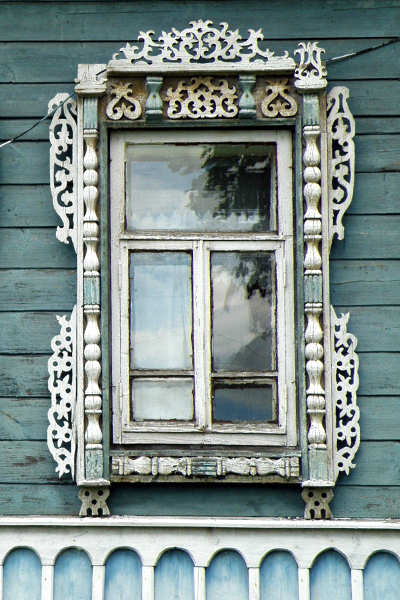 деревянный наличник с точёными колонками в деревне Рупусово Александровского района Владимирской области