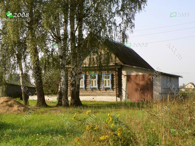 2008 Изба на три окна с прикладом из силикатного кирпича в деревне Соколово Александровского района Владимирской области