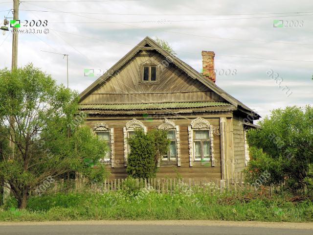 2008 Старый деревянный дом на четыре окна в деревне Тириброво Александровского района Владимирской области