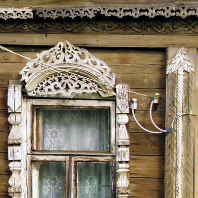 домовая деревянная резьба, наличник окна, украшения фасадов