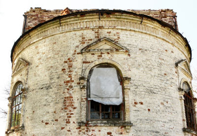 Центральное окно на фасаде апсиды Боголюбской церкви в урочище, бывшем селе Быстрицы Гороховецкого района Владимирской области