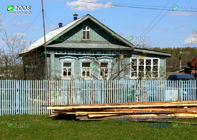 Традиционный крестьянский дом на улице Советской в посёлке Чулково