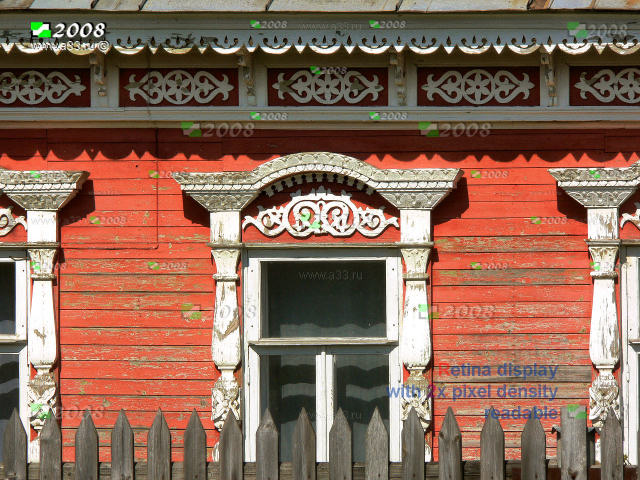Деревянные наличники жилого дома в типичном Гороховецком стиле