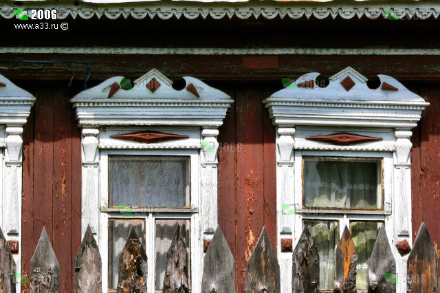 Деревянные наличники окон жилого дома в деревне Ескино Гороховецкого района Владимирской области с мотивами архитектурного стиля ампир