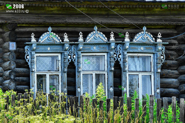 Деревянные наличники окон дома 11 в деревне Ескино Гороховецкого района Владимирской области