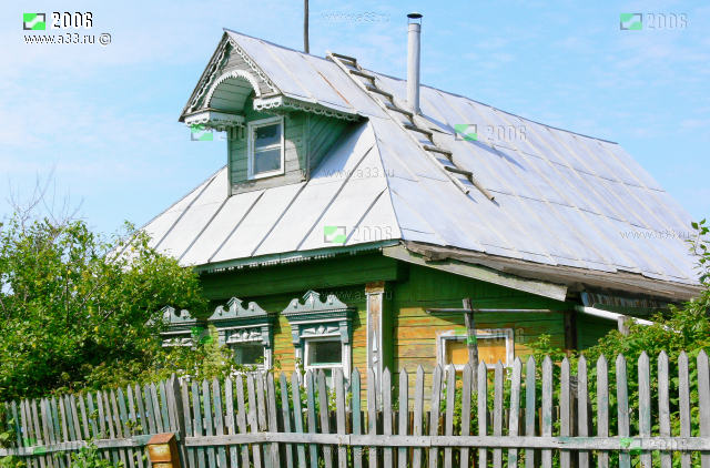 Жилой дом с большим слуховым окном в деревне Ескино Гороховецкого района Владимирской области