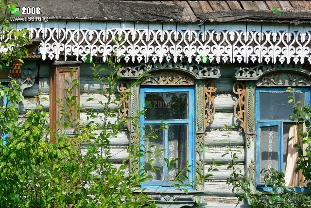 Ажурная пропильная резьба на фасадных украшениях жилого дома в деревне Ескино Гороховецкого района Владимирской области