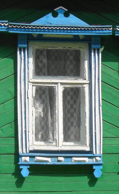Деревянный наличник окна жилого дома 7 по улице Мира в селе Фоминки Гороховецкого района Владимирской области