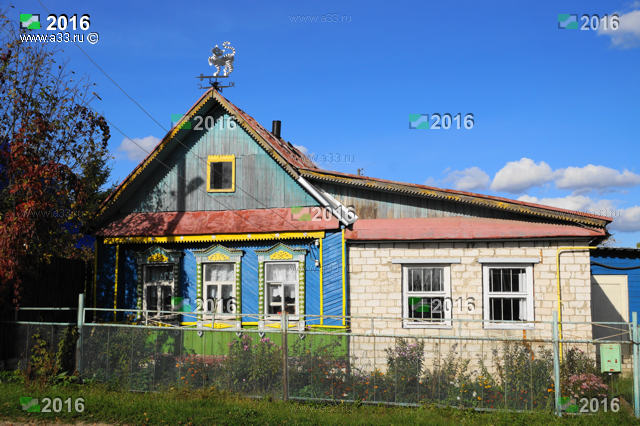 Жилой деревянный дом с каменной пристройкой и флюгером на крыше в посёлке Галицы Гороховецкого района Владимирской области