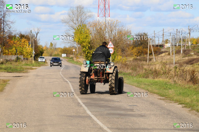 Трактор-лихач в посёлке Галицы Гороховецкого района Владимирской области