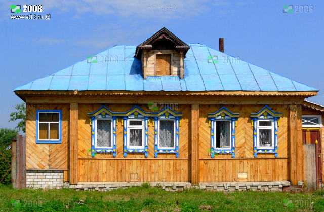 Большой жилой деревянный одноэтажный дом после перекладки фундамента и ремонта фасада в селе Гришино Гороховецкого района Владимирской области