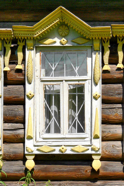 Деревянный наличник окна дома 16 по улице Ленина в селе Гришино Гороховецкого района Владимирской области 2006 год