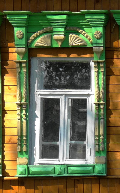 Деревянный наличник окна дома 14 по улице Ленина в селе Гришино Гороховецкого района Владимирской области