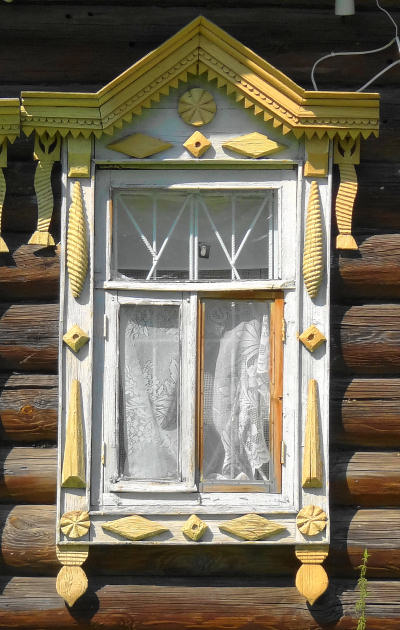Деревянный наличник окна дома 16 по улице Ленина в селе Гришино Гороховецкого района Владимирской области 2012 год