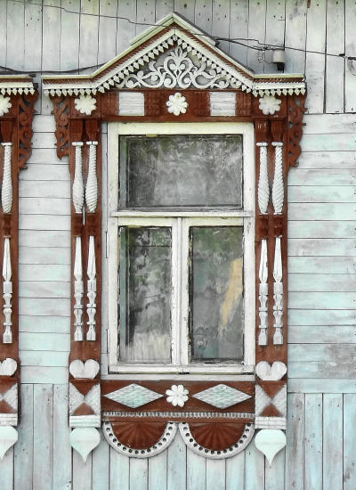 Деревянный наличник окна дома 7 по улице Ленина в селе Гришино Гороховецкого района Владимирской области