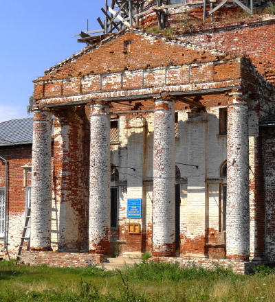 колонны и портик южного фасада Покровской церкви в селе Гришино Гороховецкого района Владимирской области