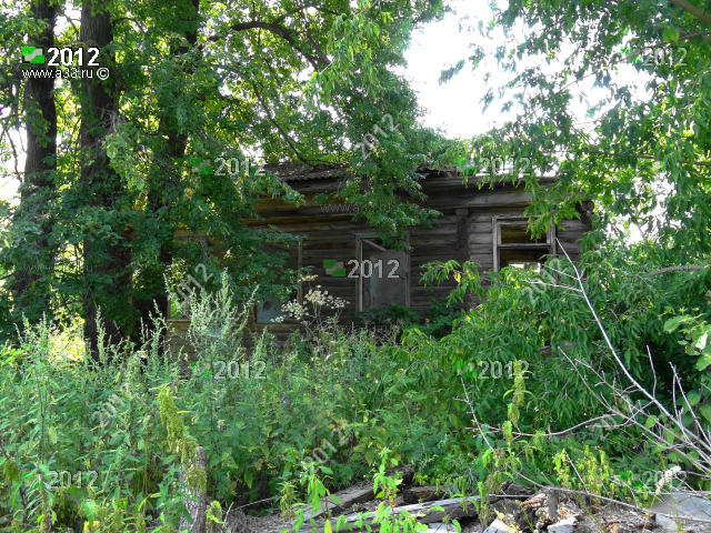 Деревянный дом в селе Гришино Гороховецкого района Владимирской области возле Покровской церкви видимо уже разобран, фотография на память