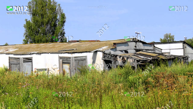 Руины социалистического сельского хозяйства в селе Гришино Гороховецкого района Владимирской области видимо давно не актуальны и всё восстановлено крепкой хозяйской рукой, фотография на память