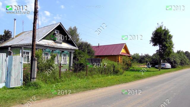 Главная улица деревни Истомино Гороховецкого района Владимирской области в районе домов 22-20