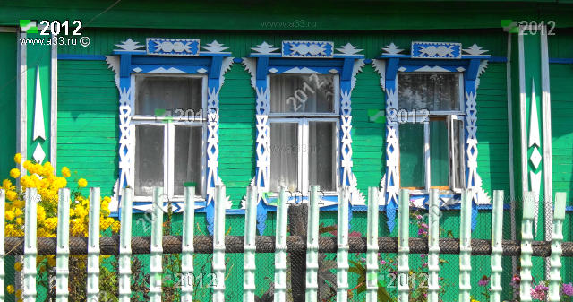 Деревянные наличники окон дома 24 в деревне Истомино Гороховецкого района Владимирской области