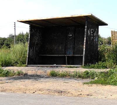 Автобусная остановка в деревне Ивачево Гороховецкого района Владимирской области в мрачном готическом стиле выкрашена чёрной краской изнутри и снаружи