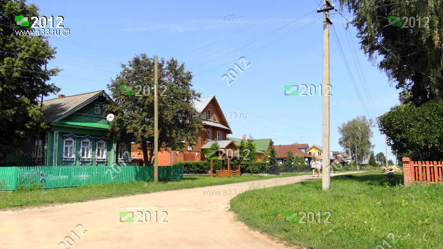 Перекрёсток улиц Сиреневой и Молодёжной в деревне Ивачево Гороховецкого района Владимирской области