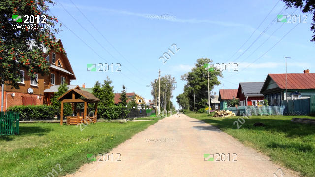 Улица Сиреневая в деревне Ивачево Гороховецкого района Владимирской области в районе домов 13 - 14
