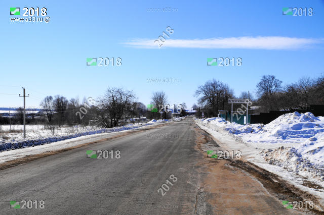 Куприяново деревня придорожная, её насквозь пересекает транзитная дорога Гороховец - Хорошево - Молодники, она же улица Дорожная
