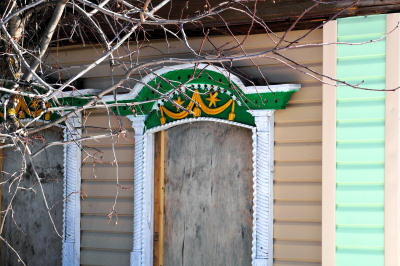 Угловое окно главного фасада дома 8 по улице Дорожной в деревне Куприяново Гороховецкого района Владимирской области
