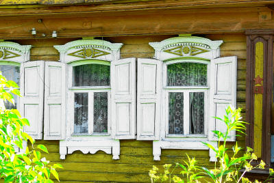 Окна с деревянными наличниками и ставнями на доме 61 по улице Лучинковской в деревне Лучинки Гороховецкого района Владимирской области 2006 год