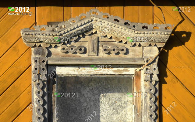 Фрагмент деревянного наличника окна дома 30 по улице Лучинковской в деревне Лучинки Гороховецкого района Владимирской области