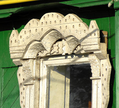 Деревянные наличники окна дома 52 по улице Лучинковской в деревне Лучинки Гороховецкого района Владимирской области