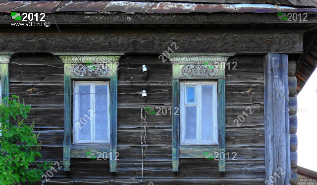 Окна второго этажа дома 53 по улице Лучинковской в деревне Лучинки Гороховецкого района Владимирской области в 2012 году