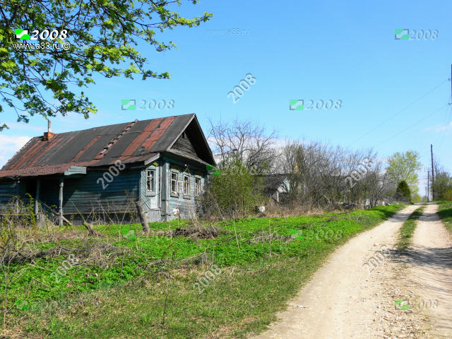 Старое ядро жилой застройки деревни Малые Лужки Гороховецкого района Владимирской области находится на верхнем рельефе, от него осталось лишь несколько домов