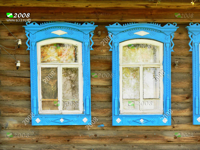 Деревянные наличники дома 215 в деревне Малые Лужки Гороховецкого района Владимирской области