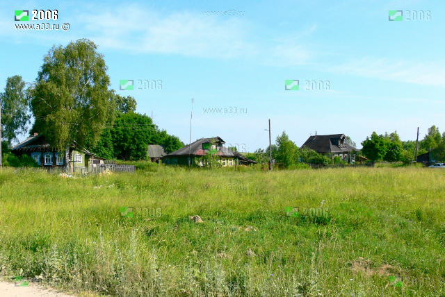 Главная линия домов вдоль реки Куржи в деревне Мелкишево Гороховецкого района Владимирской области