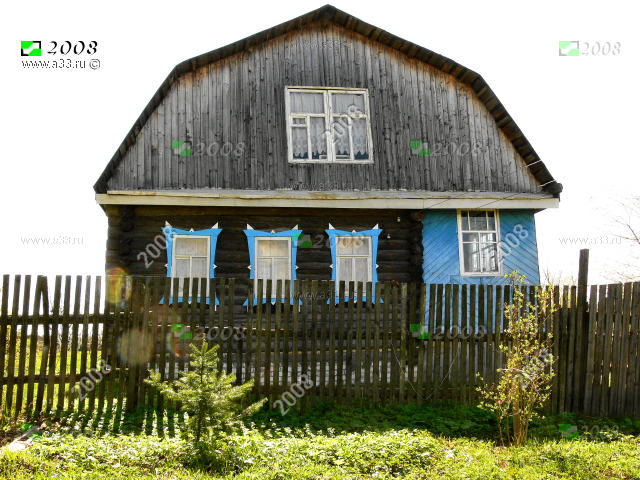 Жилой дом-дача в деревне Мокеево Гороховецкого района Владимирской области перестроенный из избы-пятистенка на три окна с прикладом