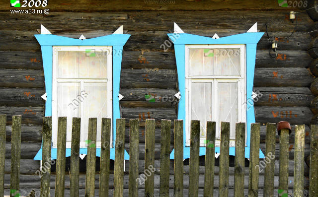 Малобюджетные деревянные наличники в геометрических формах на доме в деревне Мокеево Гороховецкого района Владимирской области