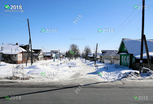 Главная улица деревни Морозовка Гороховецкого района Владимирской области вниз, перпендикулярно трассе