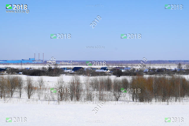 Панорама Морозовки Гороховецкого района Владимирской области на фоне Гороховецкого завода РусДжам с характерным силуэтом трёх труб стекловаренного производства