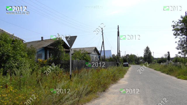 Улица Советская в деревне Рождествено Гороховецкого района Владимирской области в районе домов 24 25 26
