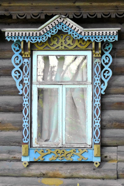 Деревянный наличник окна дома 24 в деревне Слободищи Гороховецкого района Владимирской области