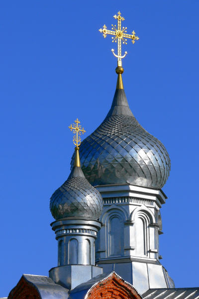 Главы с крестами на Троицкой церкви в деревне Тимирязево Гороховецкого района Владимирской области
