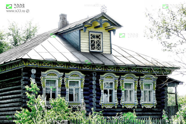 Нарядная жилая изба на пять окон с обширной домовой пропильной резьбой в деревне Внуково Гороховецкого района Владимирской области