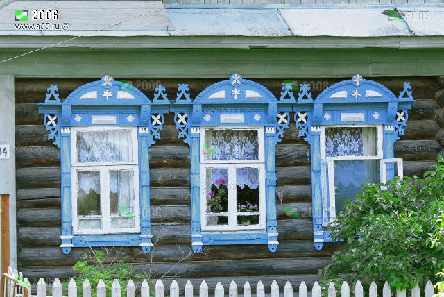 Деревянные наличники жилого дома 34 в деревне Внуково Гороховецкого района Владимирской области